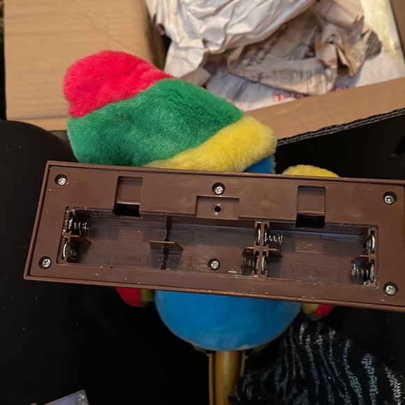 COPY - ANIMATED PARROT ON SWING (REQUIRES 6 AA BATTERIES) GREAT TO ENTERTAIN PE… - Picture 5 of 7